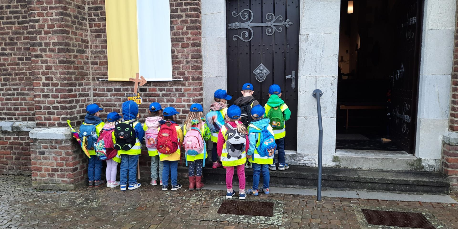 Vor der Kapelle in Holtum